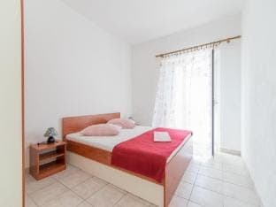 Apartments Neva- Standard Two Bedroom Apartment with Terrace and Sea View 4Z Apartment in Selca, Brač