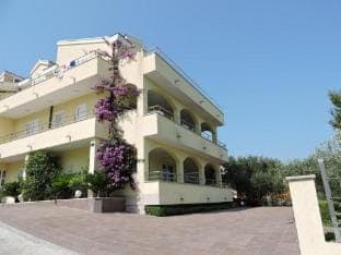 Apartments Villa Moonlight - Two Bedroom Apartment with Sea View TerraceFamily Apartment in Okrug Gornji