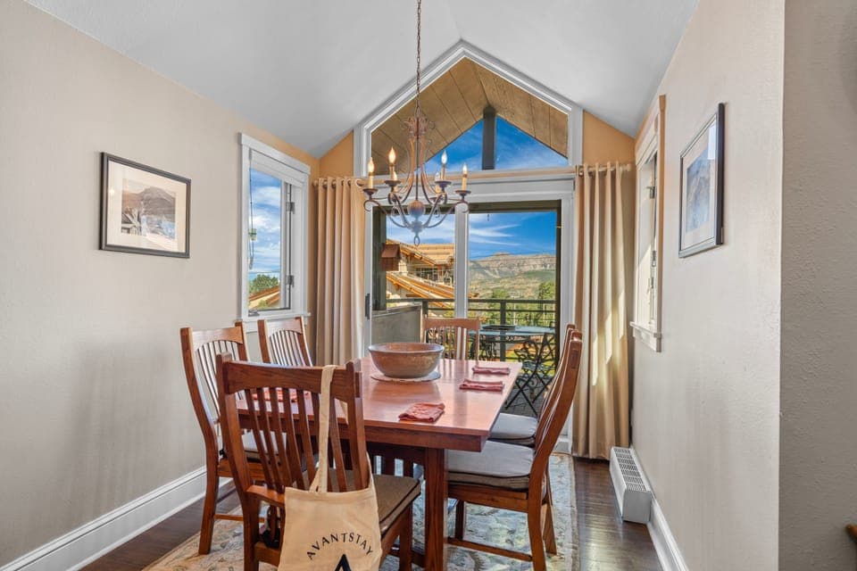 Dining area. (40B)