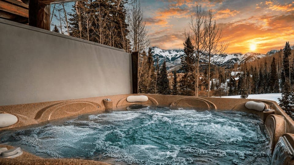 Hot tub overlooking the mountain peeks.