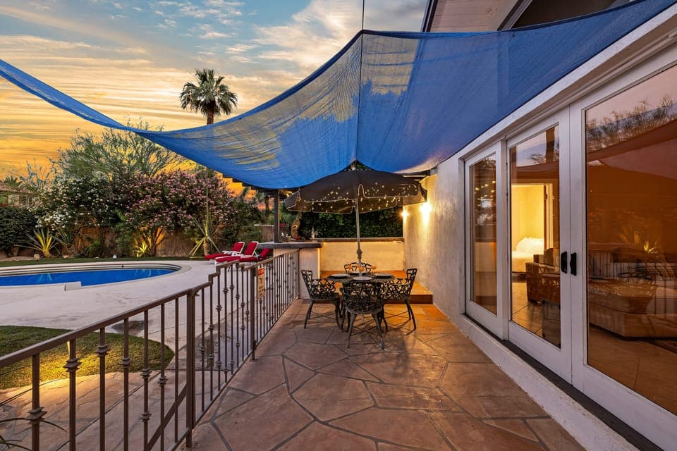Al fresco dining with a touch of luxury.