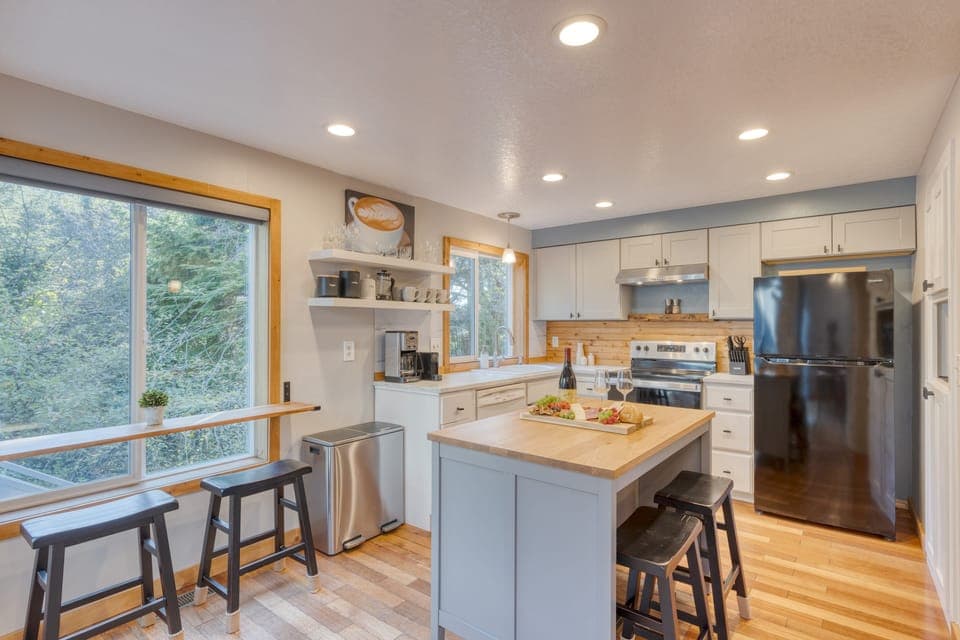 Fully equipped kitchen.