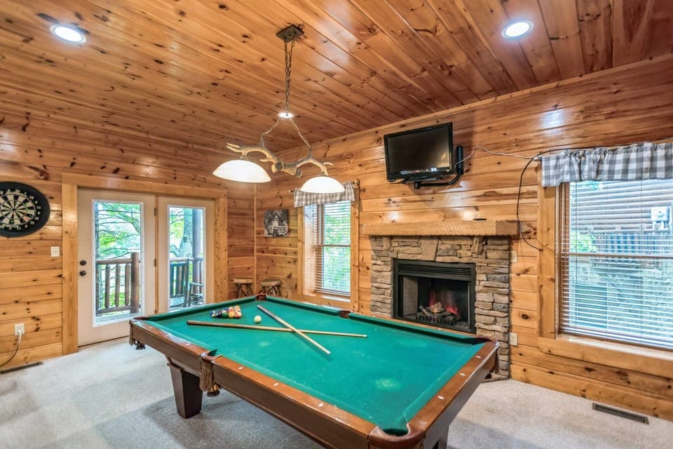 Enjoy hours of fun with this high-quality pool table.