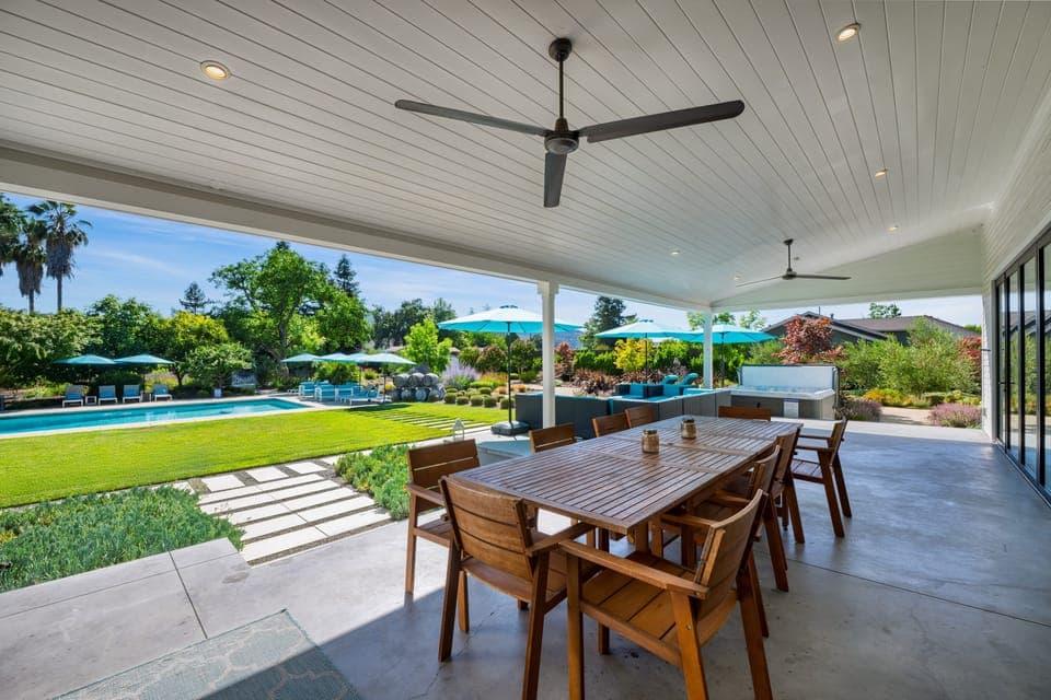 Dine al fresco.