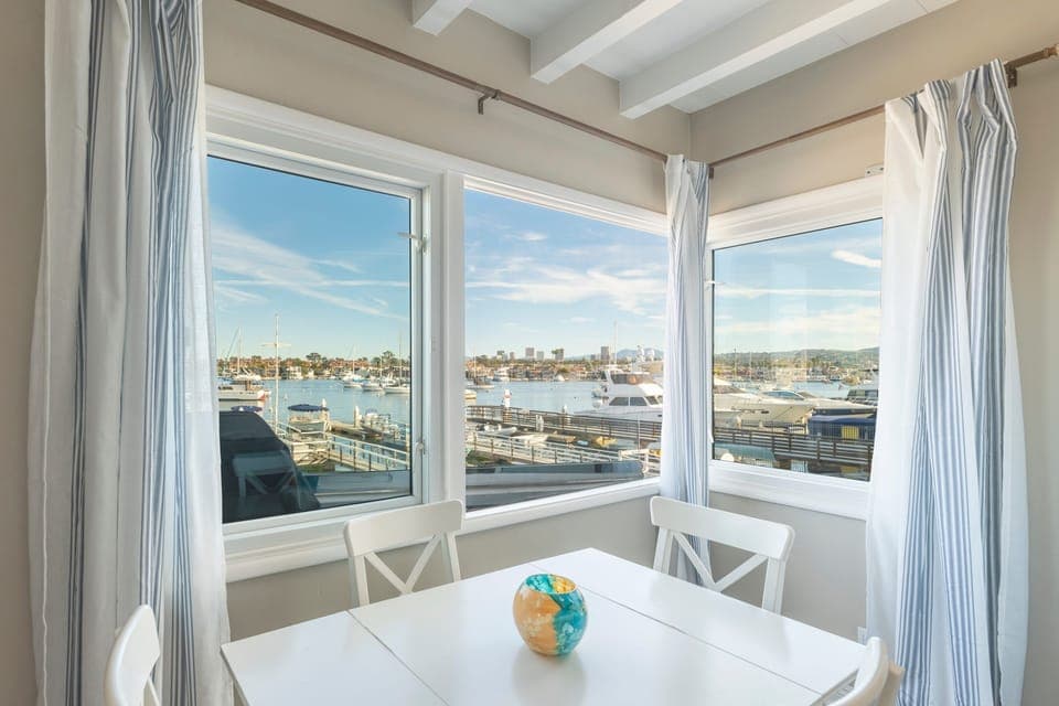 Cozy breakfast nook with a view. (Edgewater A)