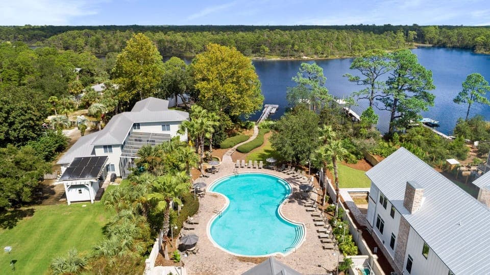 Communal pool area.Bird's eye bliss. (Halcyon Dayz)