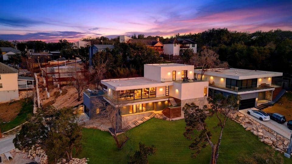 Golden-hour glow on this modern hillside escape—walls of glass, sleek lines, and Austin views.