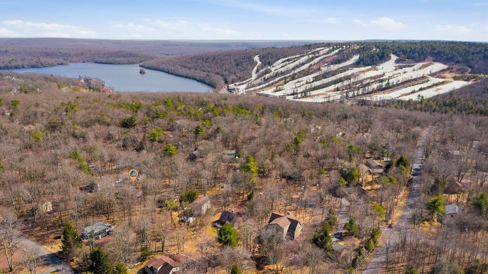 Bird’s-eye view showing proximity to both the lake and the local ski slopes.