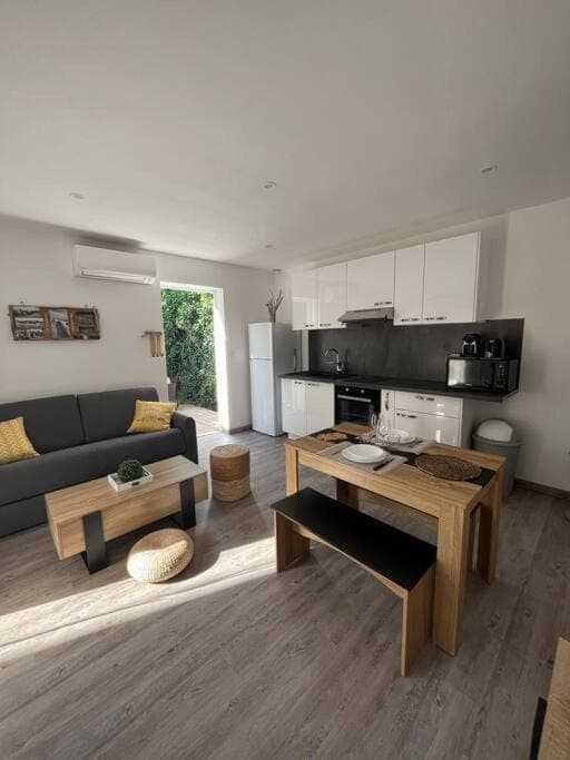 Kitchen or kitchenette, Living room, Seating area, Dining area, minibar, pet friendly