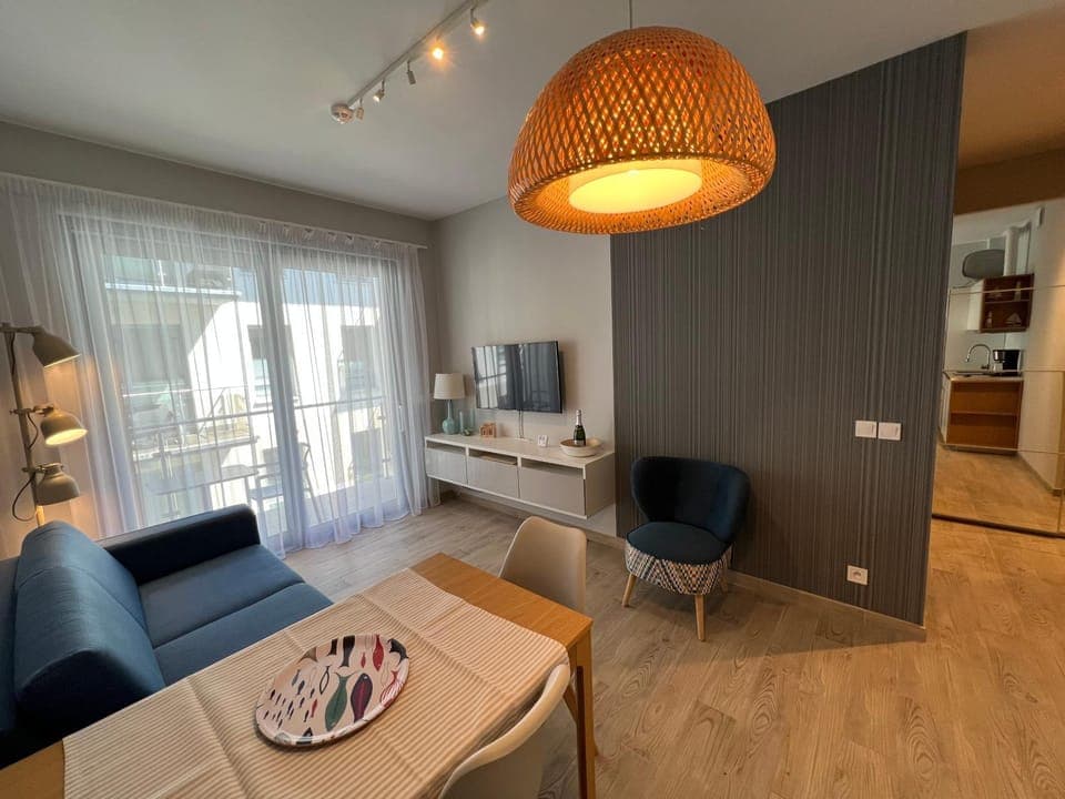 TV and multimedia, Living room, Seating area, Dining area