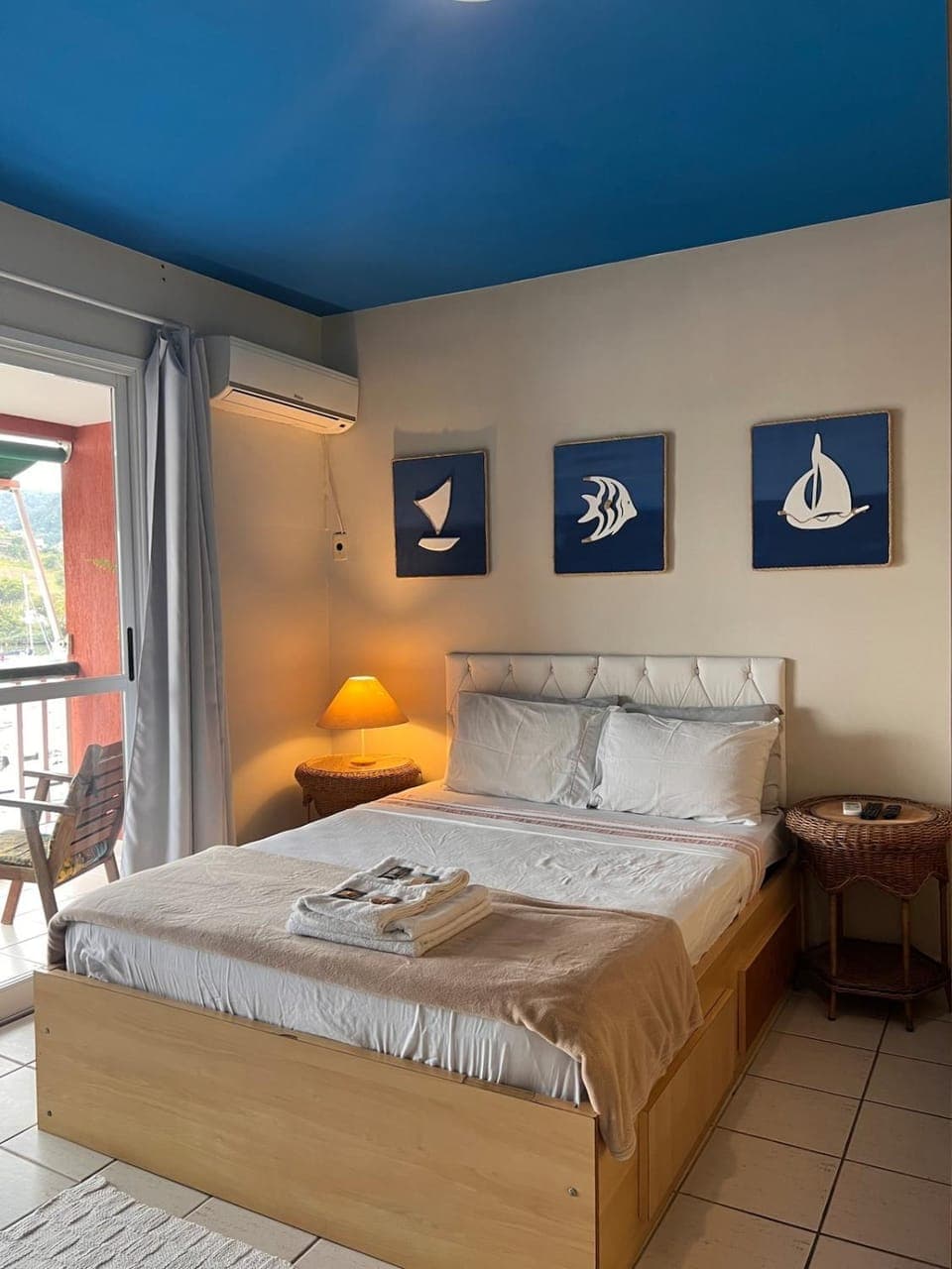 Bed, Photo of the whole room, Bedroom, towels