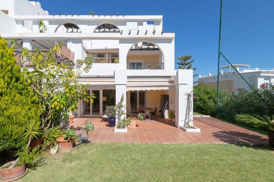 Property building, Day, Garden, Balcony/Terrace