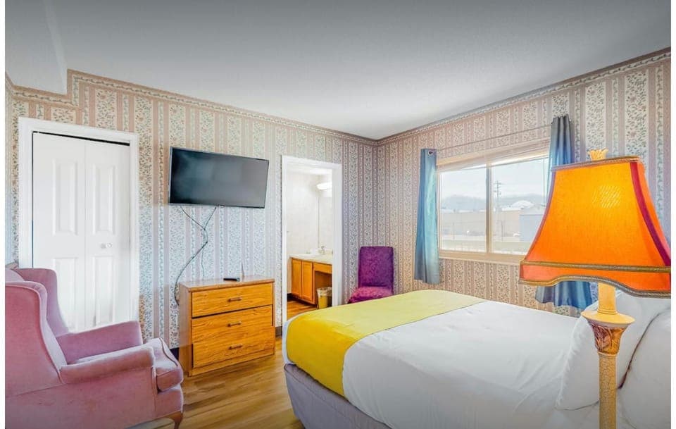 Bed, TV and multimedia, Photo of the whole room, Bedroom, hair dresser