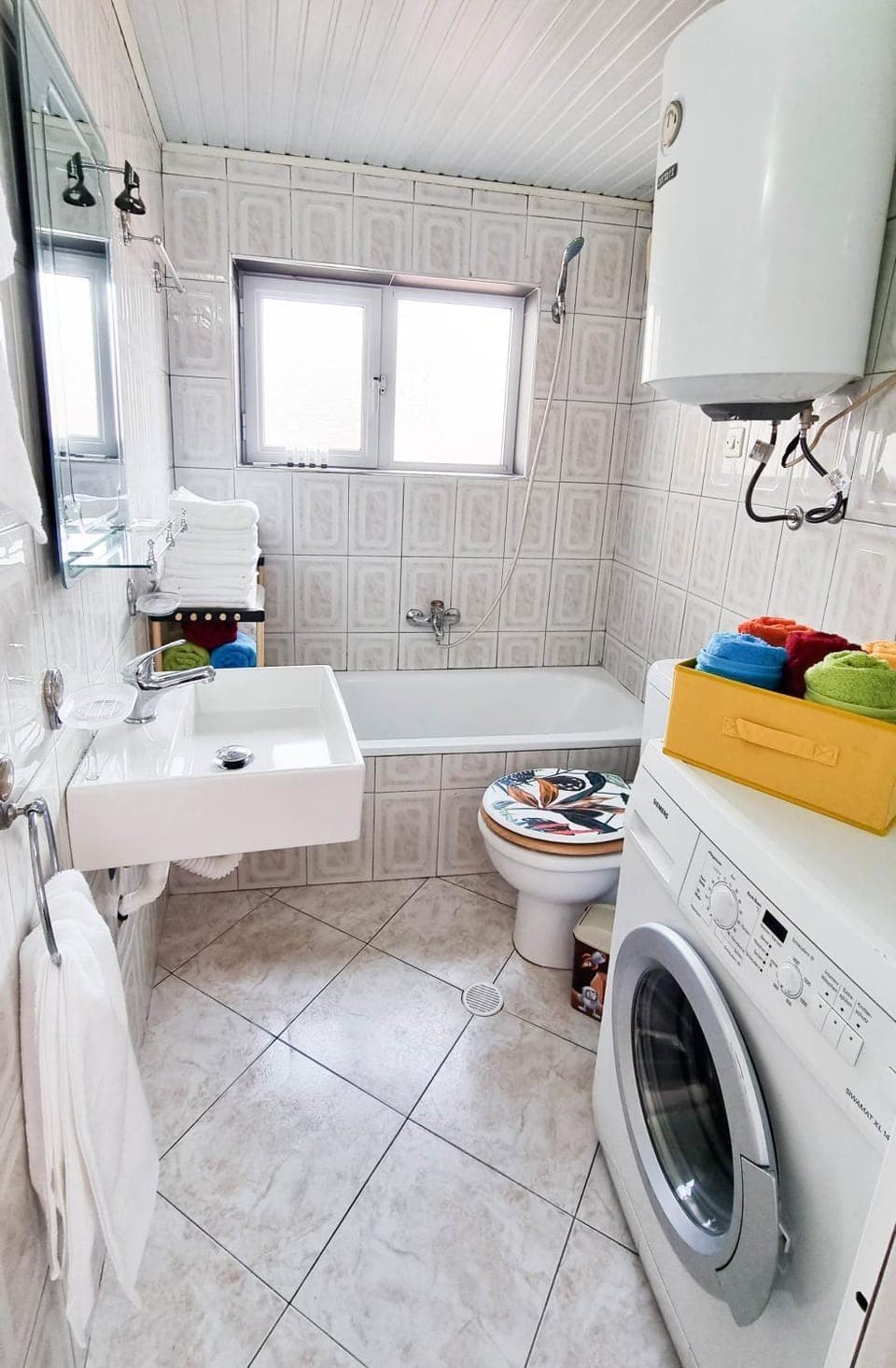 Toilet, Bathroom, Bath, towels, washing machine