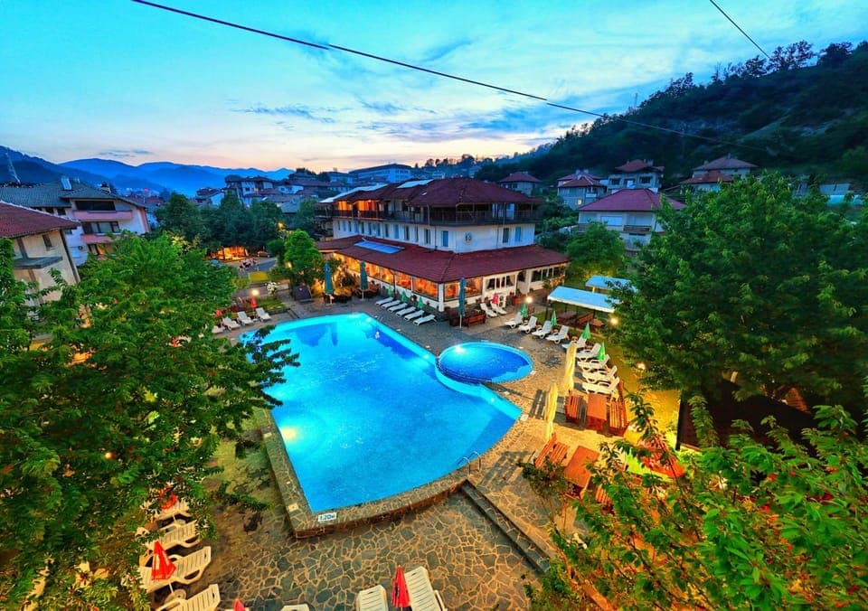 Restaurant/places to eat, Natural landscape, Mountain view, Swimming pool, sunbed