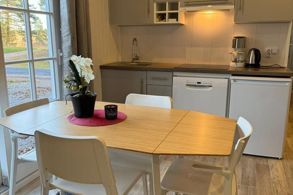 Coffee/tea facilities, Kitchen or kitchenette, Dining area