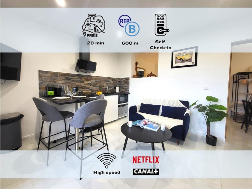 Communal lounge/ TV room, Living room, Dining area