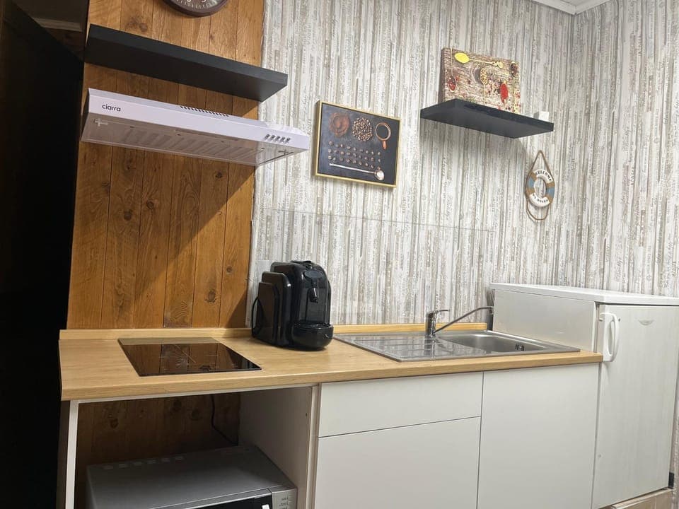 Kitchen or kitchenette, minibar