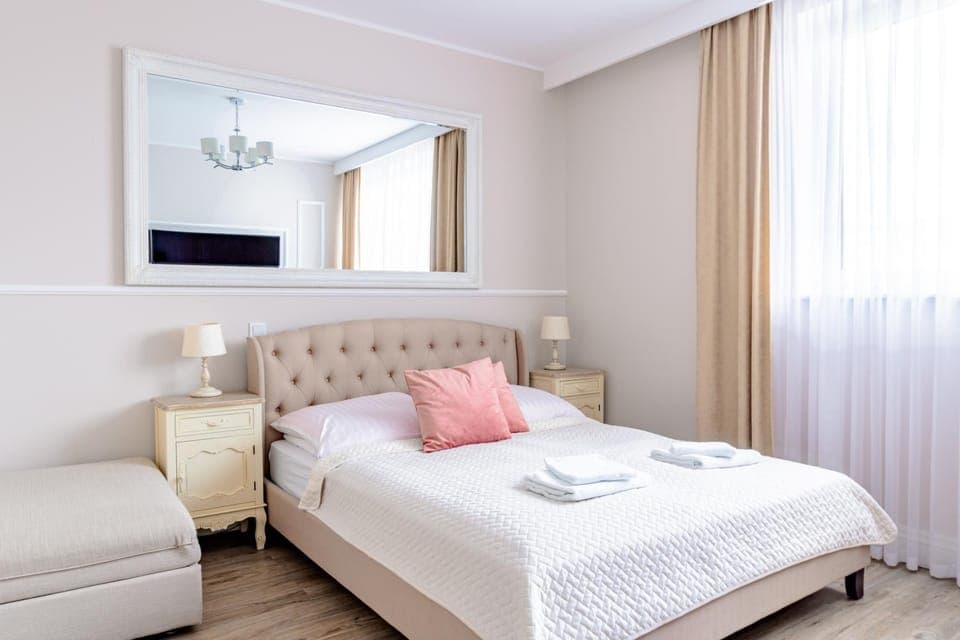 Bed, Photo of the whole room, towels