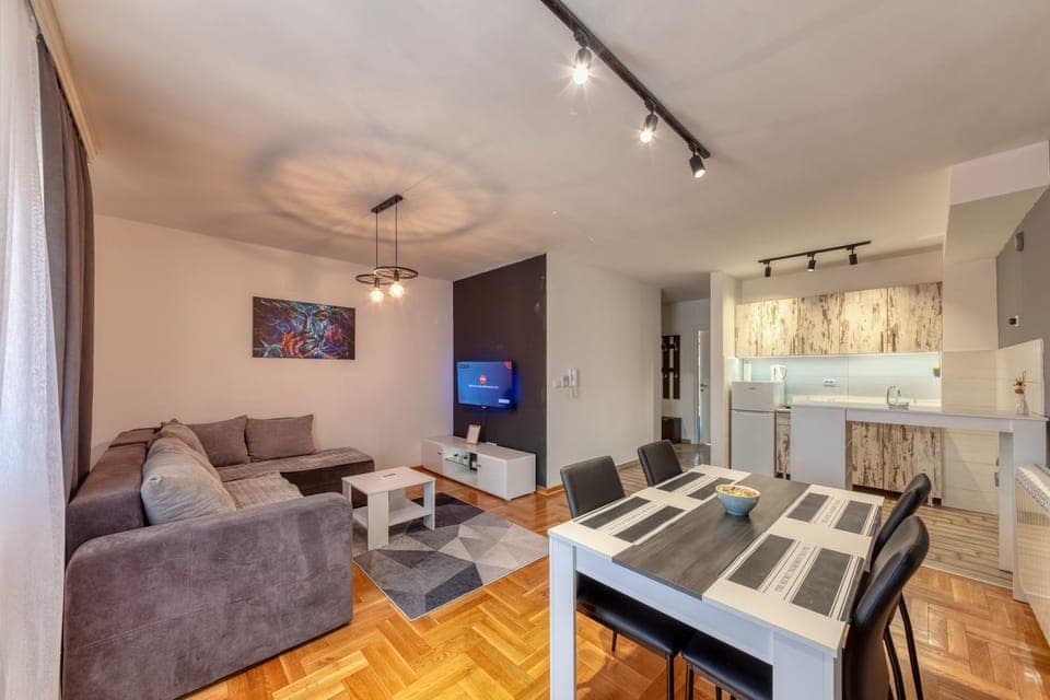 TV and multimedia, Living room, Seating area, Dining area