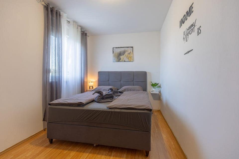 Bed, Photo of the whole room, Bedroom, towels