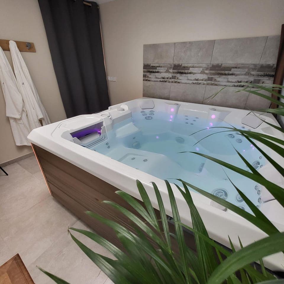 Hot Tub, Spa and wellness centre/facilities