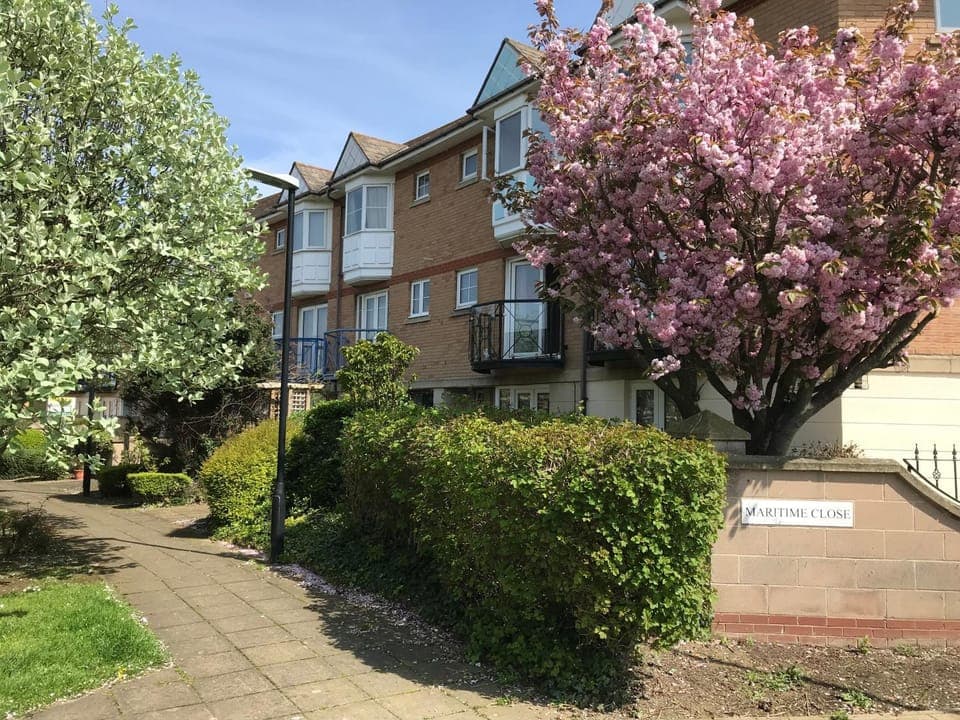 Property building, Neighbourhood, Garden, Garden view, Street view, Street view, Quiet street view