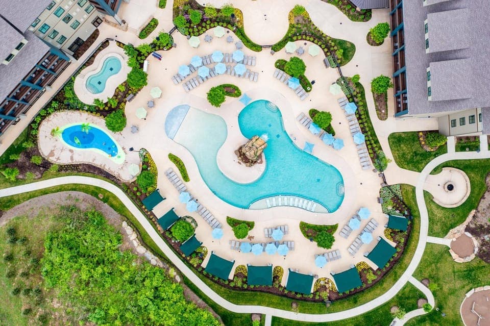 Property building, Summer, Hot Tub, Pool view, Swimming pool, sunbed