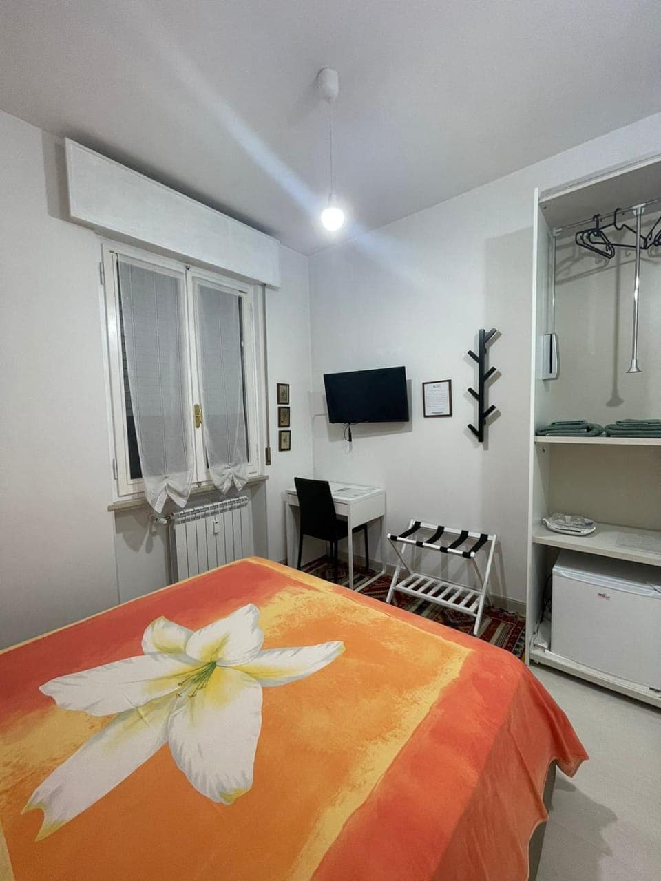 Bed, TV and multimedia, Photo of the whole room, Bedroom, minibar, wardrobe