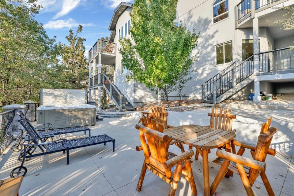 Property building, Patio, Balcony/Terrace, Seating area