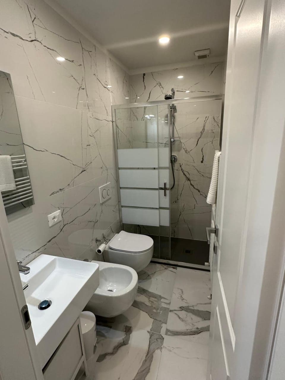 Shower, Toilet, Bathroom, bidet, towels