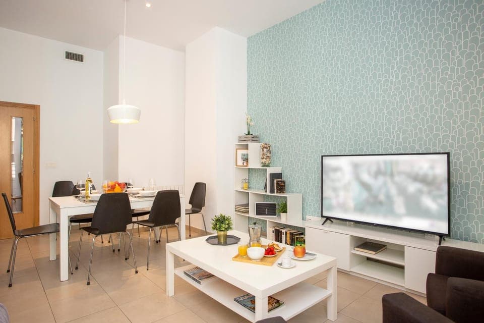 TV and multimedia, Living room, Seating area, Dining area