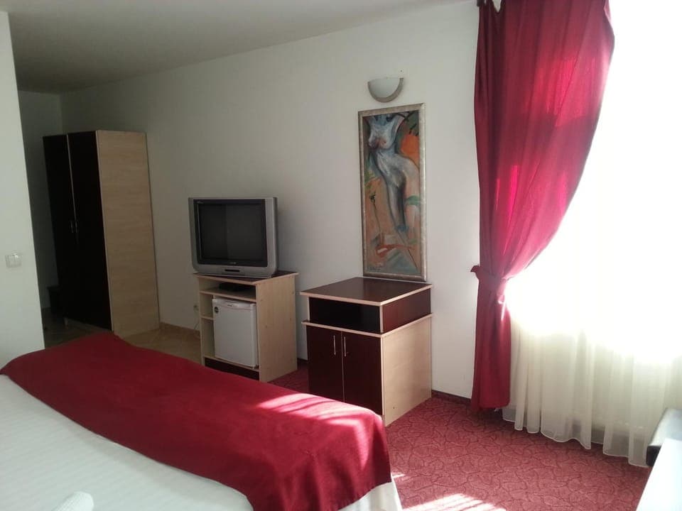 Facade/entrance, People, Property logo or sign, Other, Decorative detail, Street view