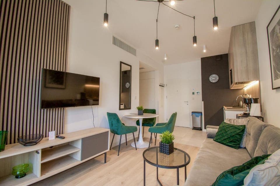 TV and multimedia, Kitchen or kitchenette, Living room, Seating area, Dining area