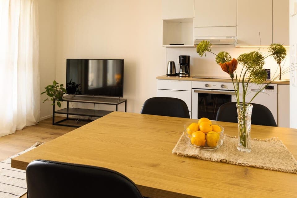 TV and multimedia, Kitchen or kitchenette, Dining area, oven, stove