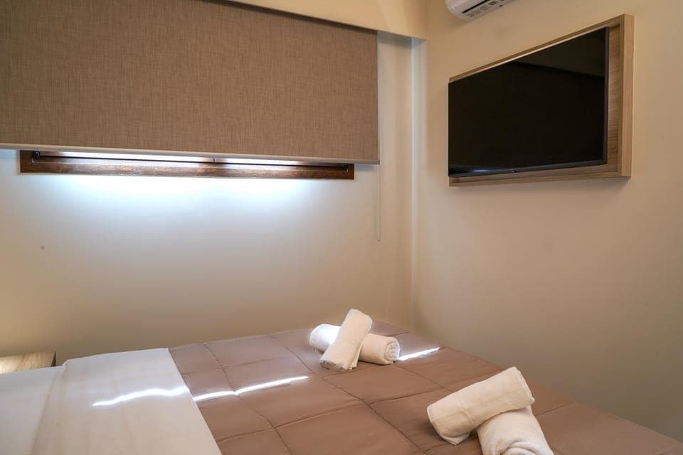 Bed, TV and multimedia, Evening entertainment, Bedroom, towels