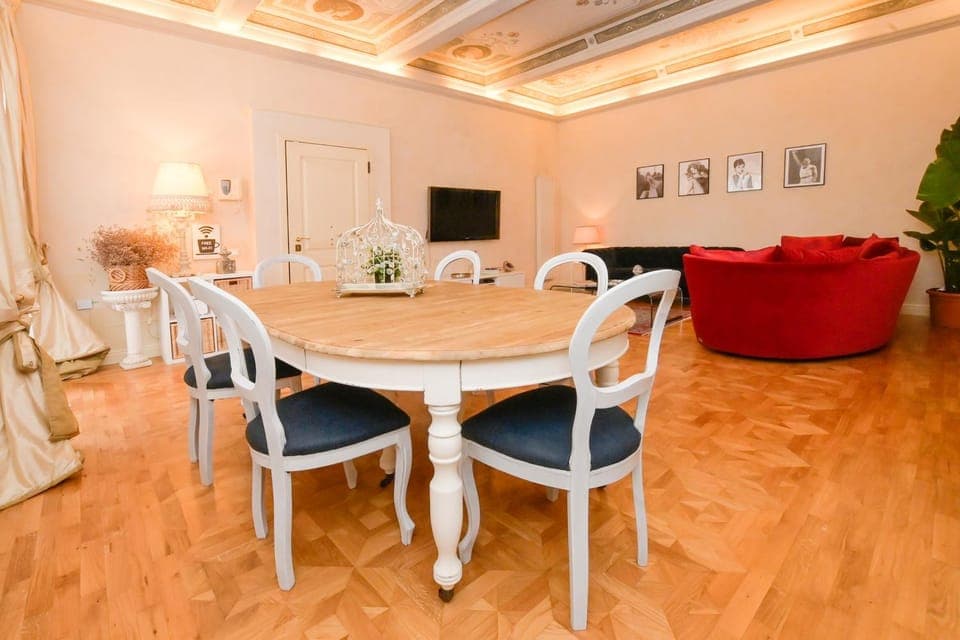 TV and multimedia, Living room, Seating area, Dining area