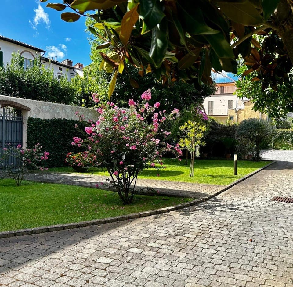 Property building, Spring, Day, Garden, Garden view, Street view