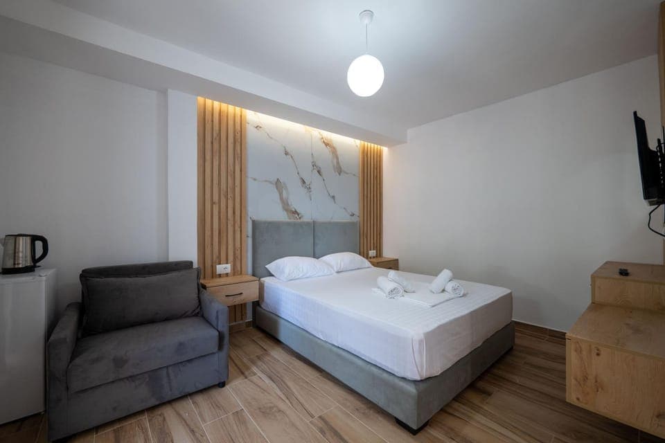 Bed, TV and multimedia, Living room, Photo of the whole room, Seating area, Bedroom, towels