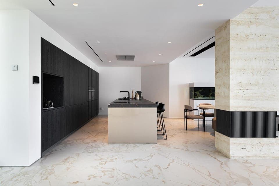 Kitchen or kitchenette, minibar