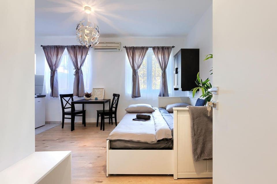 Bed, Living room, Seating area, Dining area, Bedroom, towels