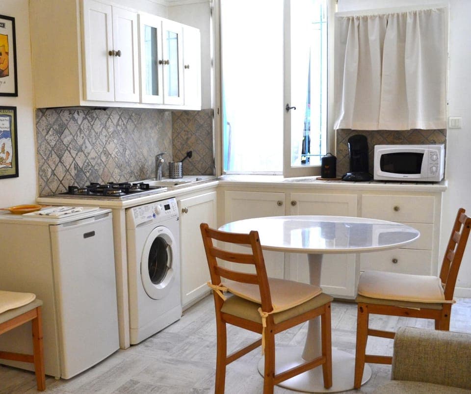 Kitchen or kitchenette, Dining area, oven, stove, washing machine