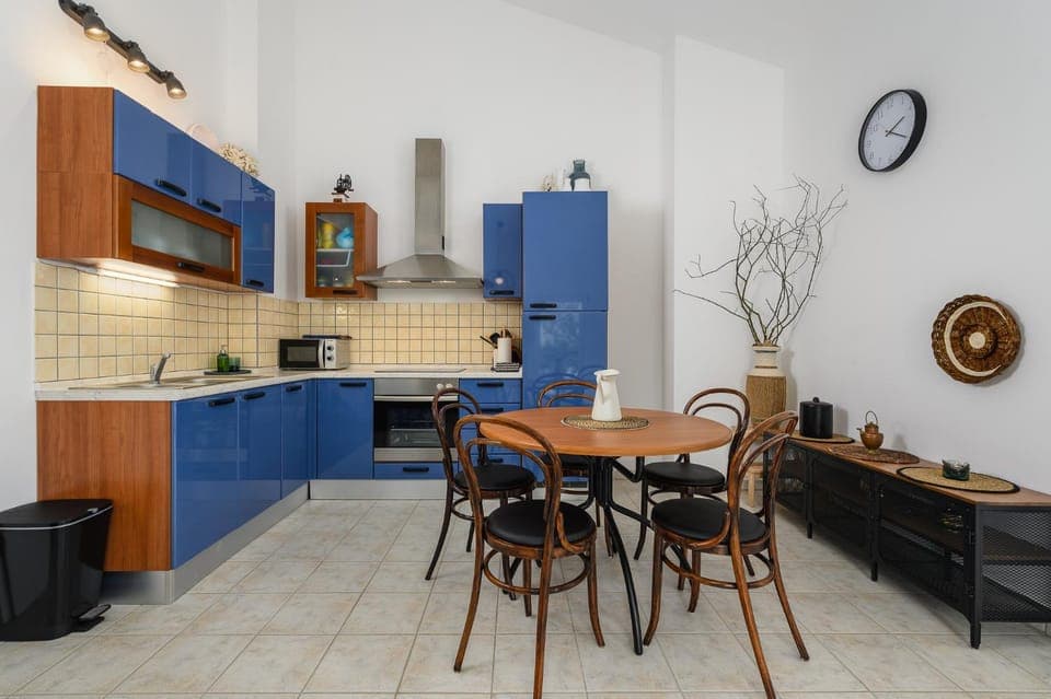 Kitchen or kitchenette, Dining area, minibar, pet friendly