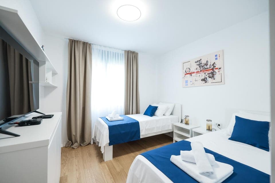 Bed, TV and multimedia, Bedroom