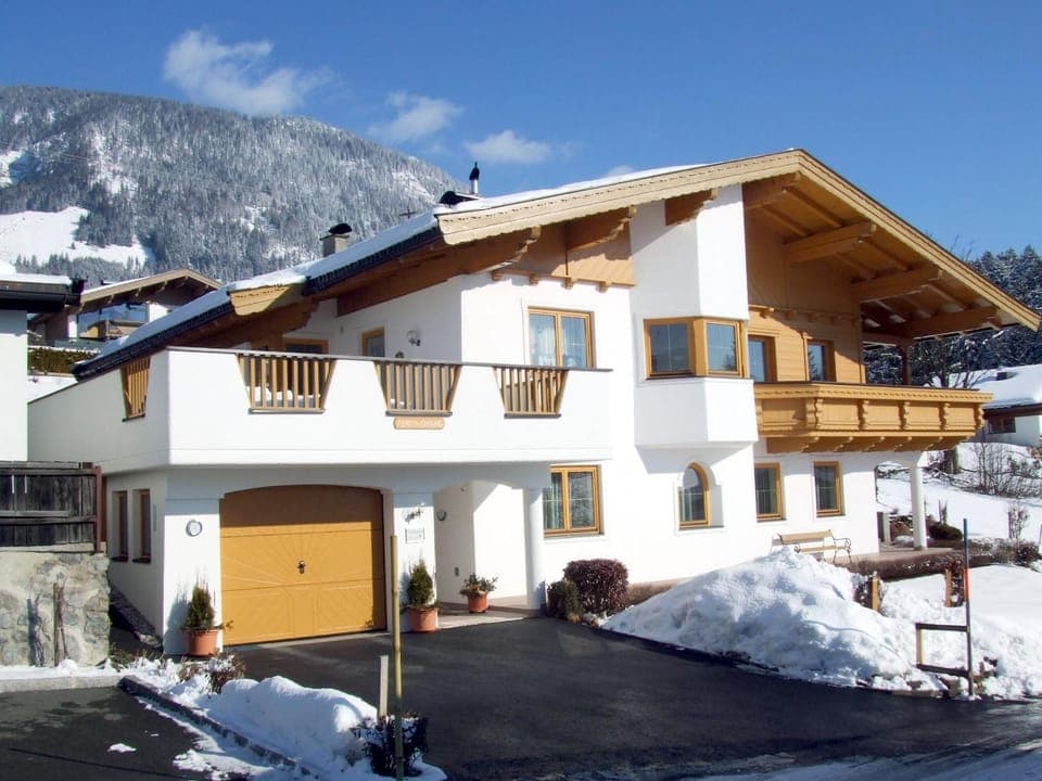 Facade/entrance, Winter