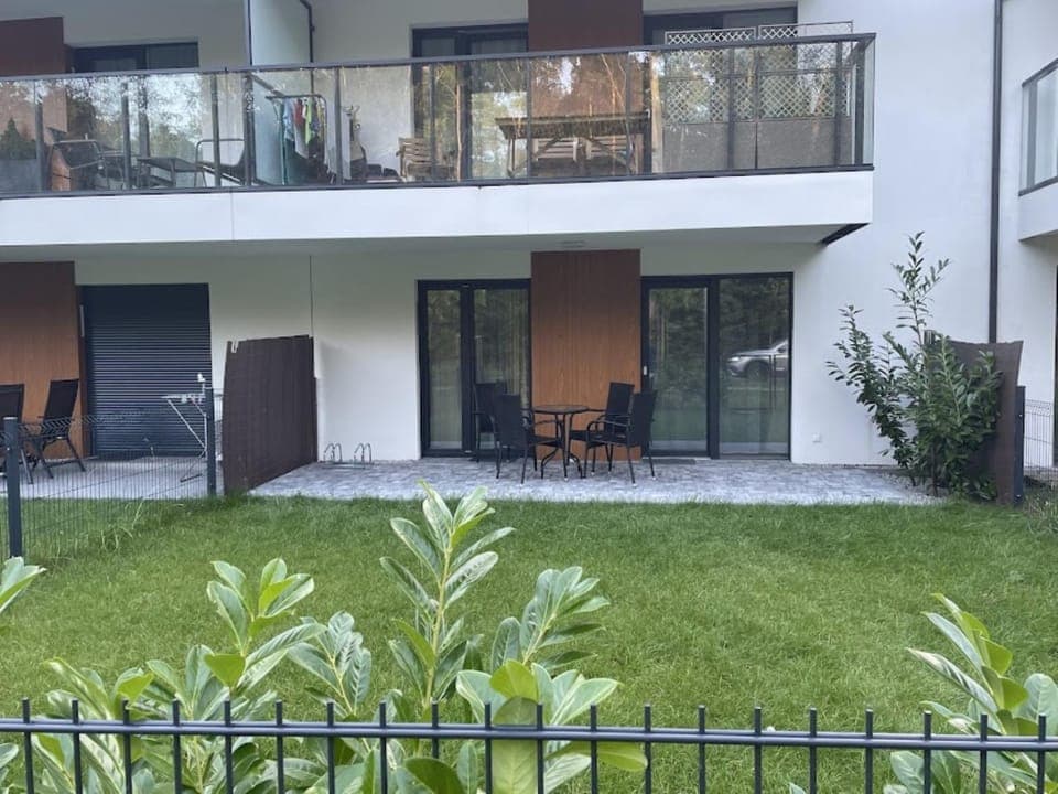 Property building, Day, Garden, Balcony/Terrace