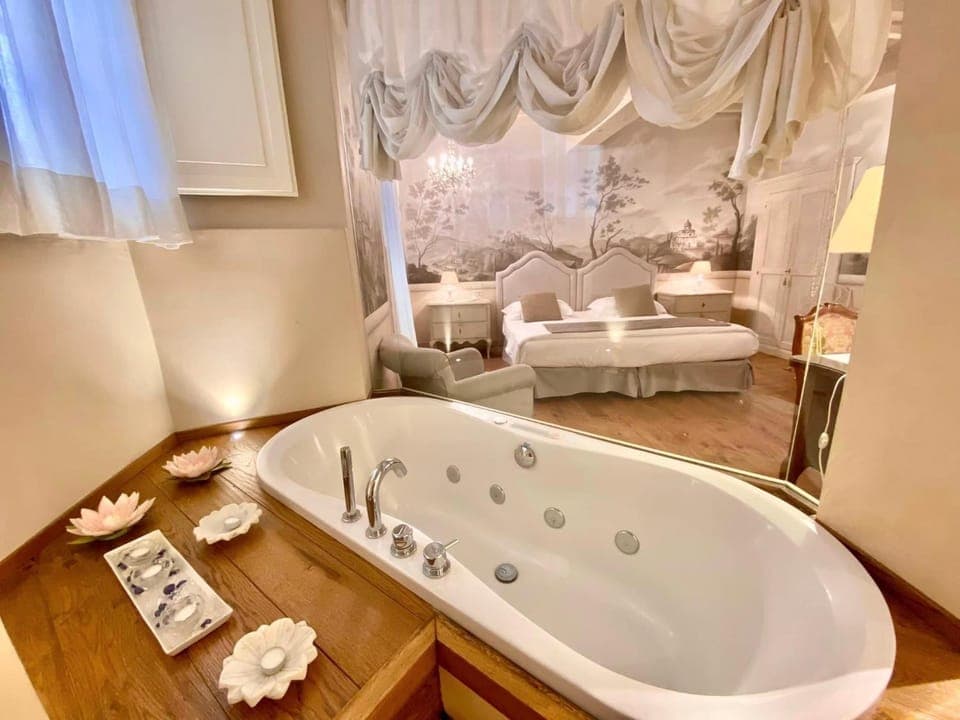 Bed, Hot Tub, Bathroom, Photo of the whole room, Bedroom, Bath