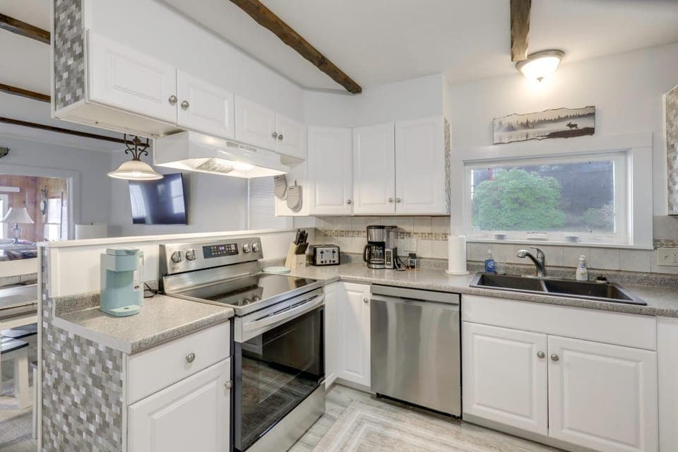 Lakefront Cabin w/ Panoramic Water View & Access Cabin in Sunapee