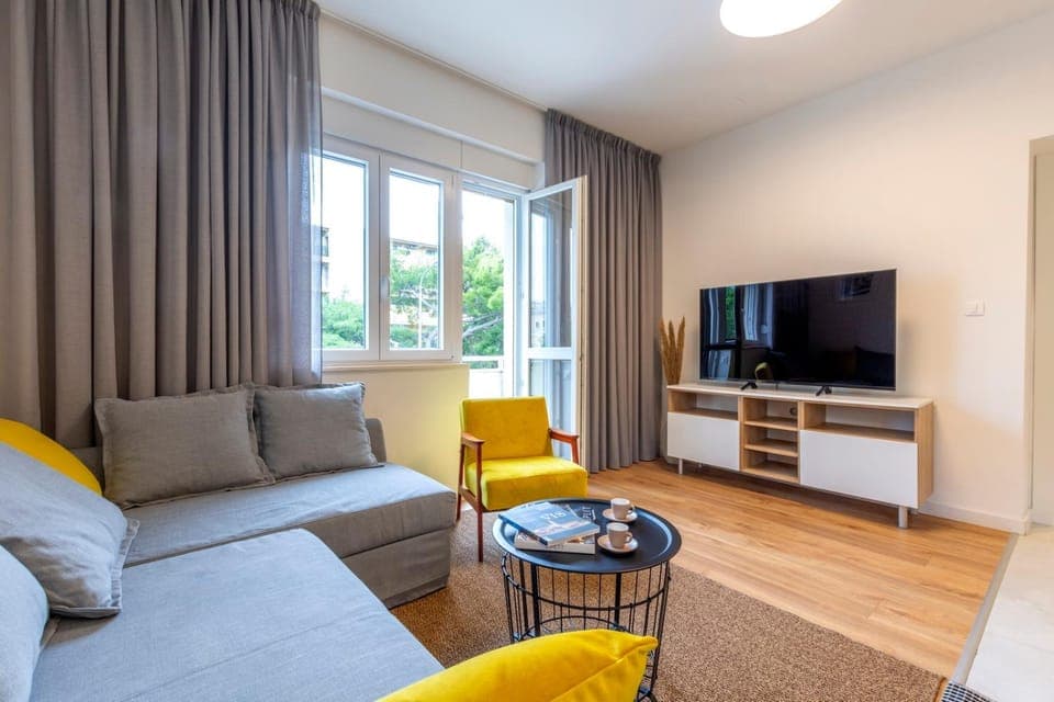 TV and multimedia, Living room, Seating area, Evening entertainment