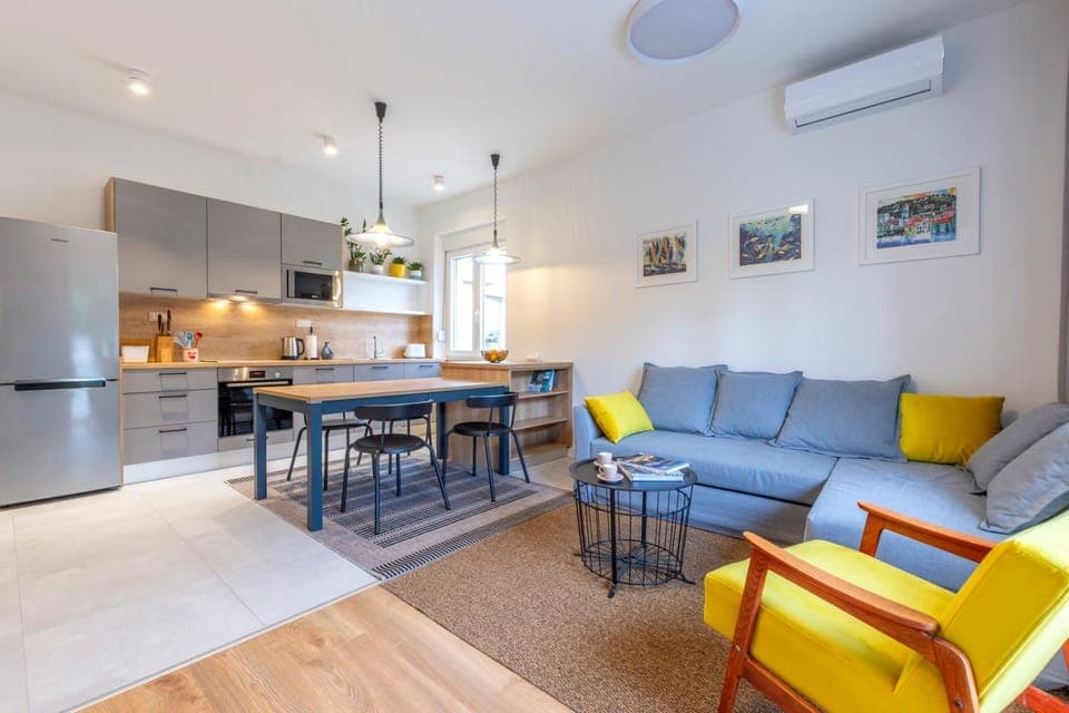 Kitchen or kitchenette, Living room, Seating area, Dining area